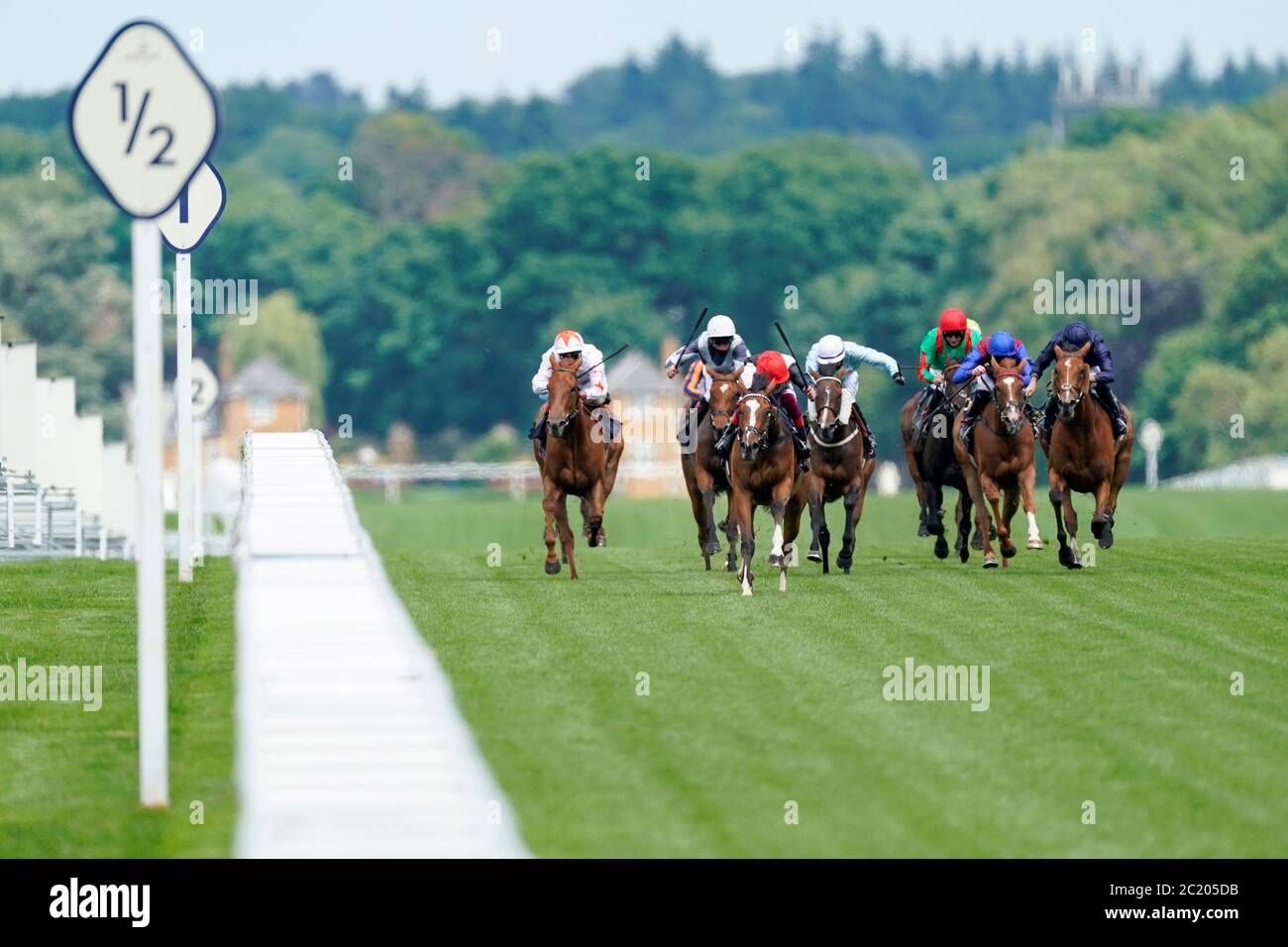 Ehrlich gesagt Darling, der von Frankie Dettori (Mitte) auf seinem Weg zum Sieg der Ribblesdale Stakes während des ersten Tages von Royal Ascot auf der Ascot Rennbahn geritten wurde. Stockfoto