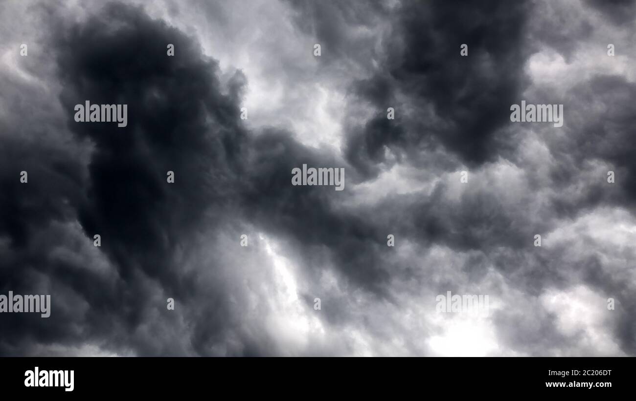 Dramatische Sturmwolken wie tanzende mystische Figuren am Himmel vor dem Regen Stockfoto