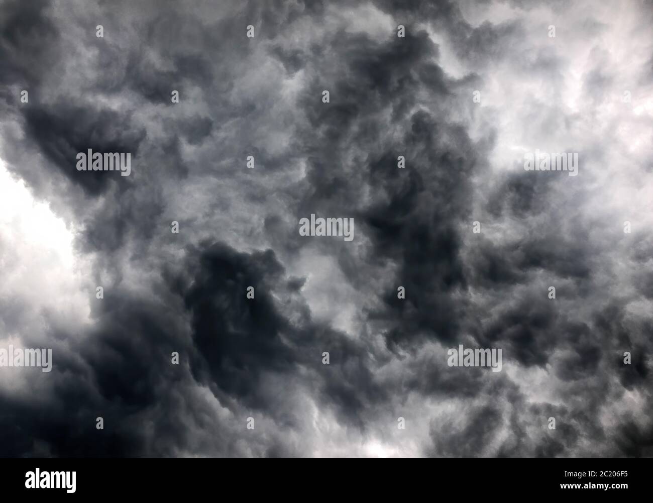Dramatische Sturmwolken wie tanzende mystische Figuren am Himmel vor dem Regen Stockfoto