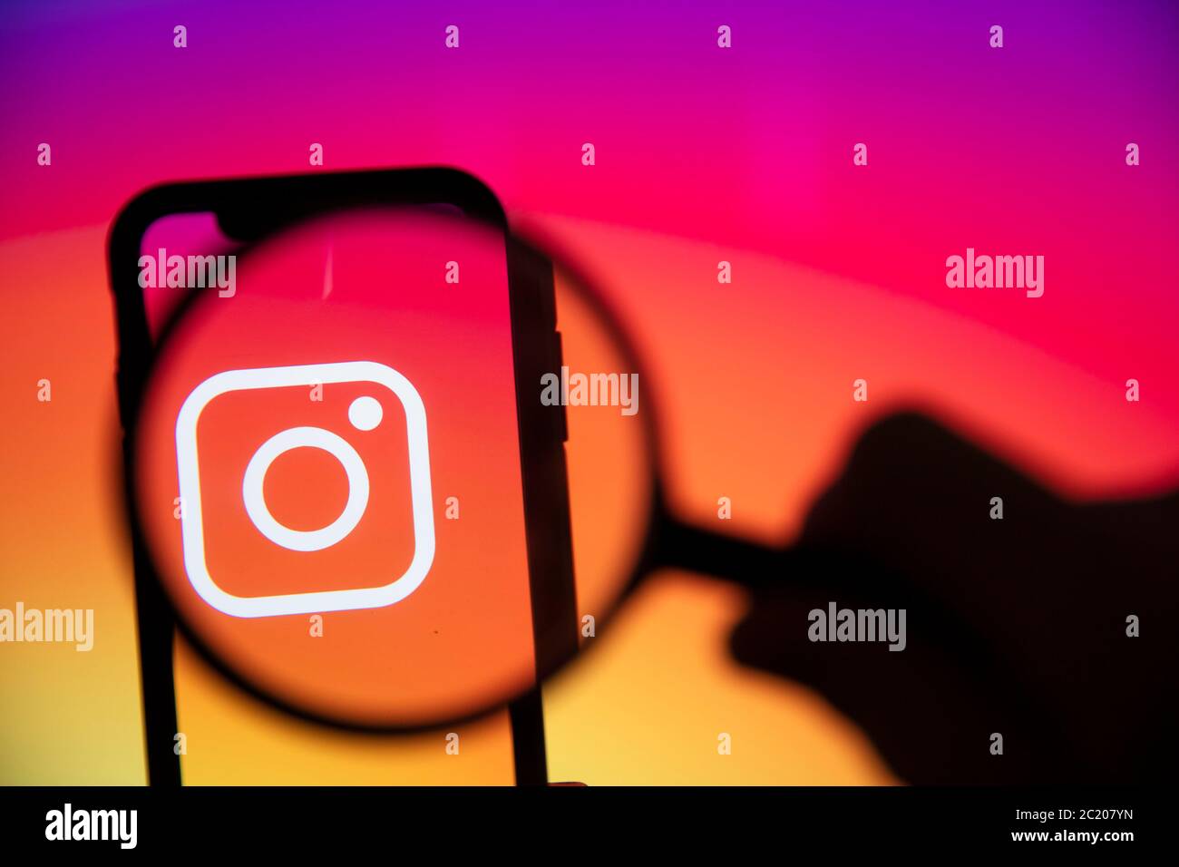 LONDON, UK - Juni 2020: Instagram-Logo unter einer Lupe auf einem Smartphone. Stockfoto