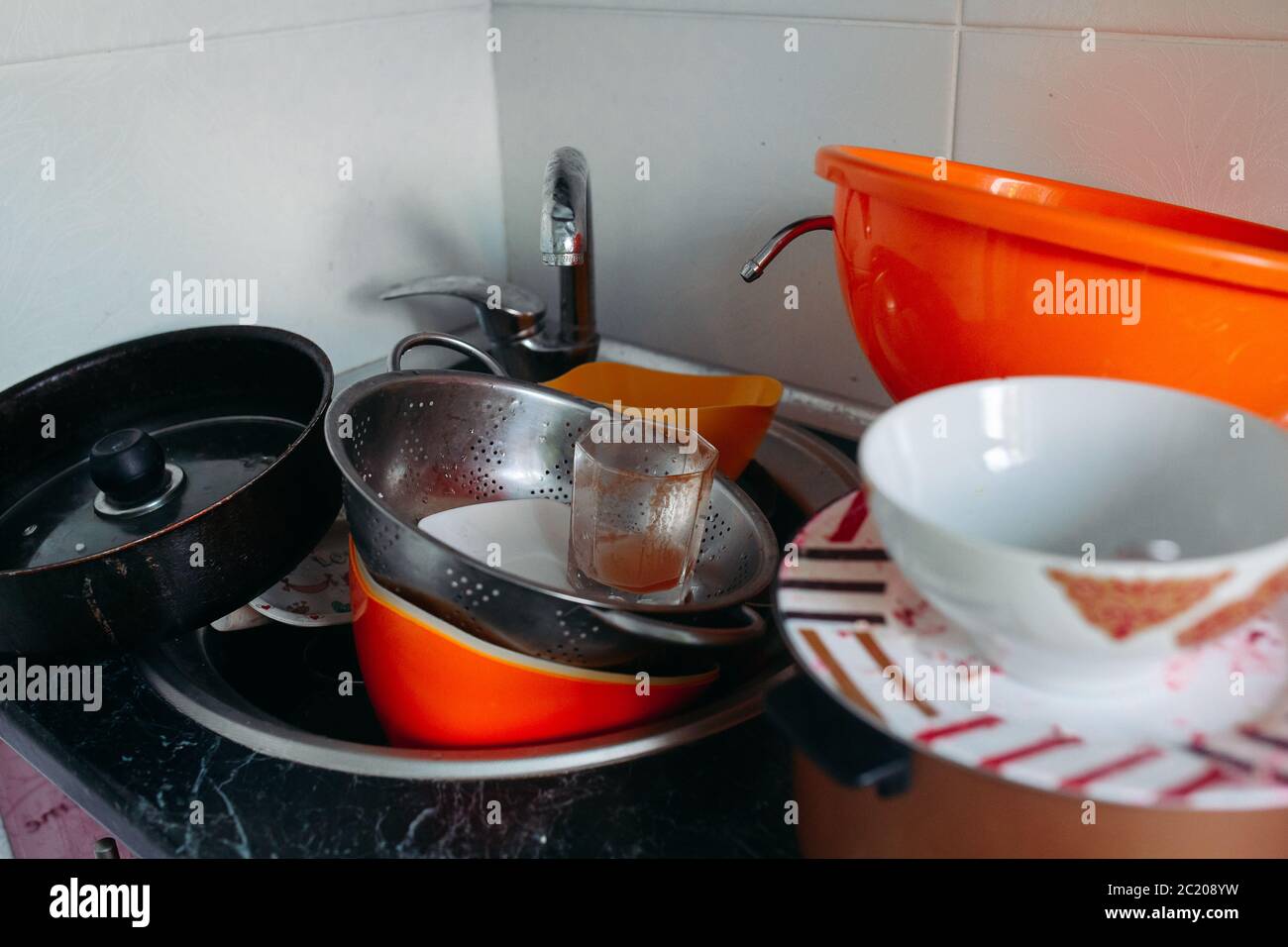 Riesige Haufen schmutziges Geschirr warten auf der Waschmaschine Stockfoto