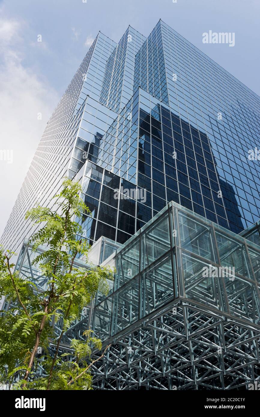 Moderner Büroturm aus Glas mit Blick in den Himmel Stockfoto