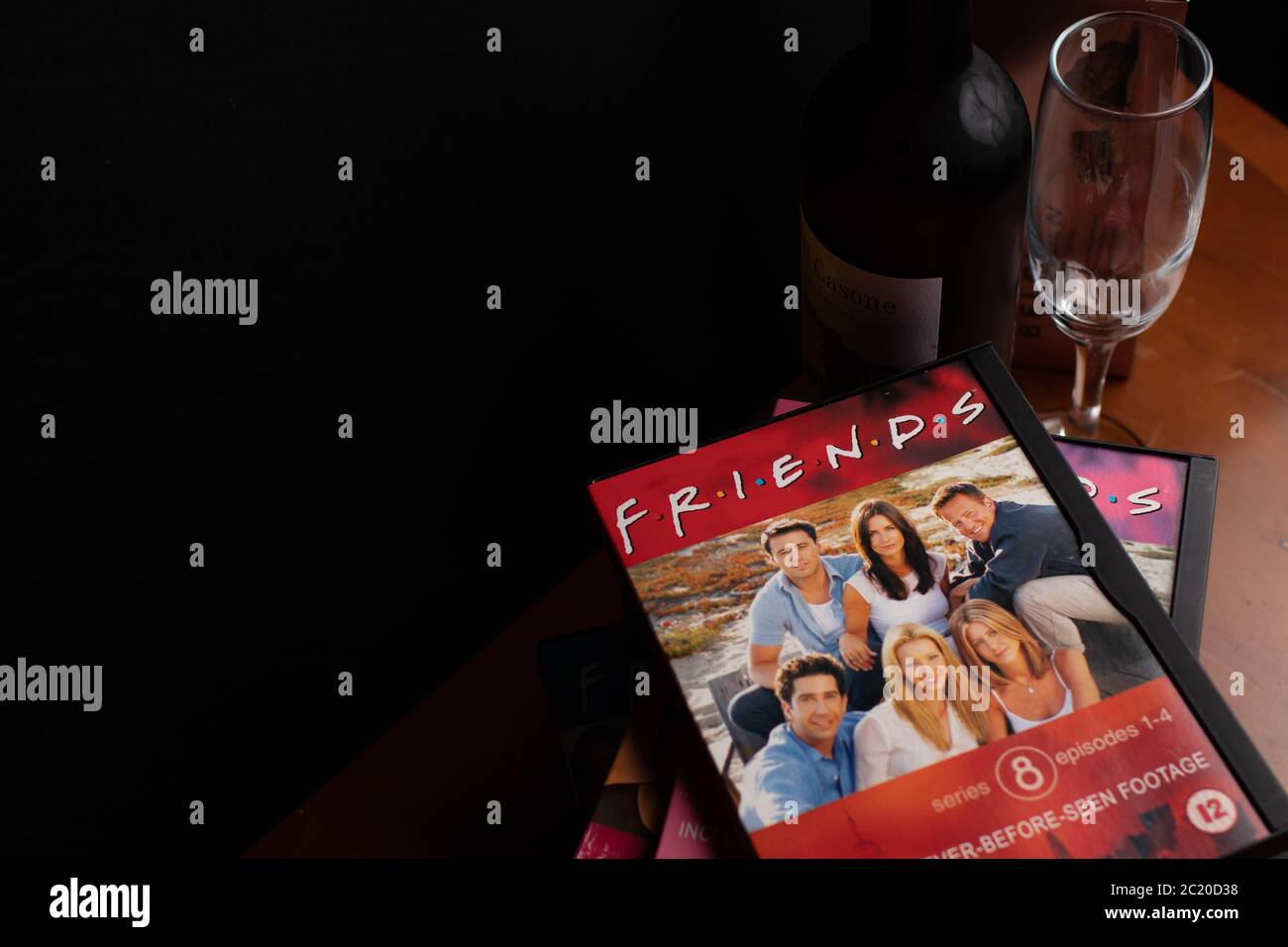 Sammlung von Freunden DVDs. Die äußerst beliebte Sitcom wurde kürzlich wegen des Mangels an rassischer Vielfalt im Lichte der BLM-Kampagne kritisiert. Stockfoto