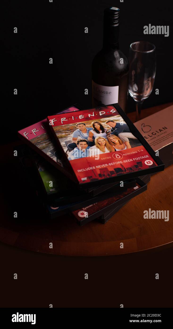 Sammlung von Freunden DVDs. Die äußerst beliebte Sitcom wurde kürzlich wegen des Mangels an rassischer Vielfalt im Lichte der BLM-Kampagne kritisiert. Stockfoto