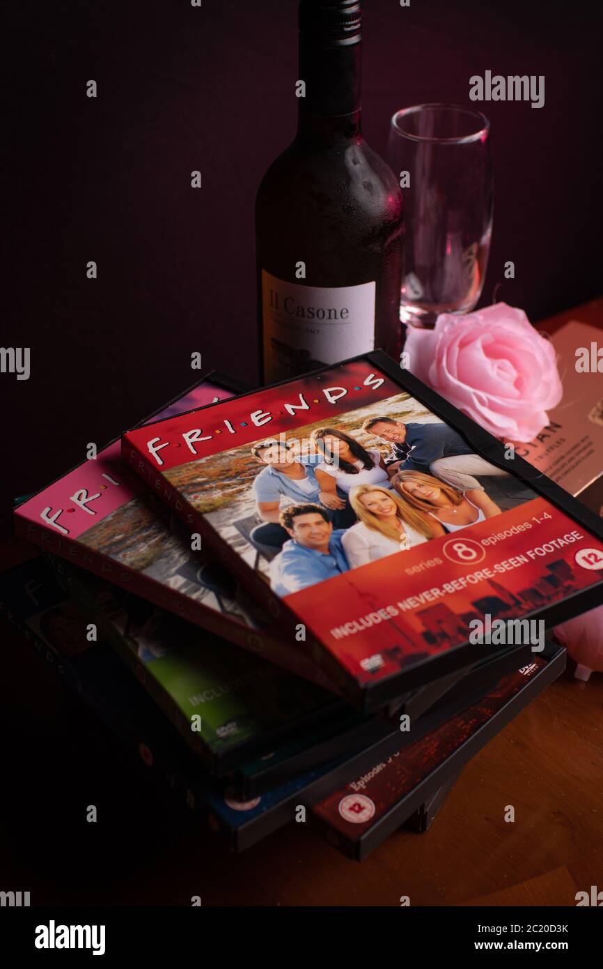 Sammlung von Freunden DVDs. Die äußerst beliebte Sitcom wurde kürzlich wegen des Mangels an rassischer Vielfalt im Lichte der BLM-Kampagne kritisiert. Stockfoto