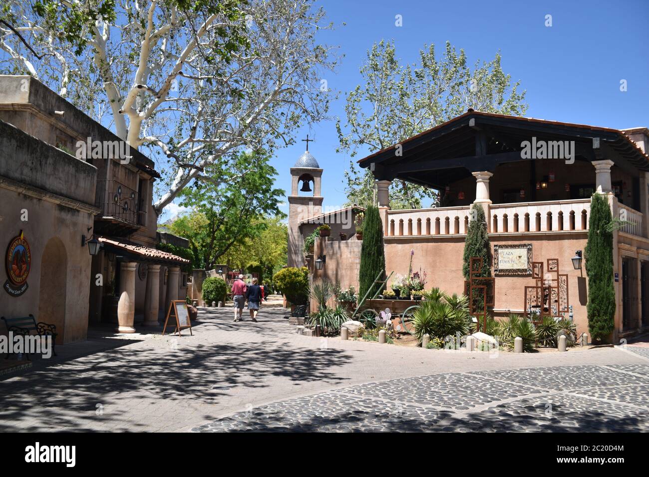 Sedona, Arizona. USA 2. Mai 2020. Tlaquepaque Dorf. Malerische Geschäfte, Boutiquen, gute Restaurants, mexikanische Kunst und Kunsthandwerk, wunderschöne Terrassen, Brunnen Stockfoto