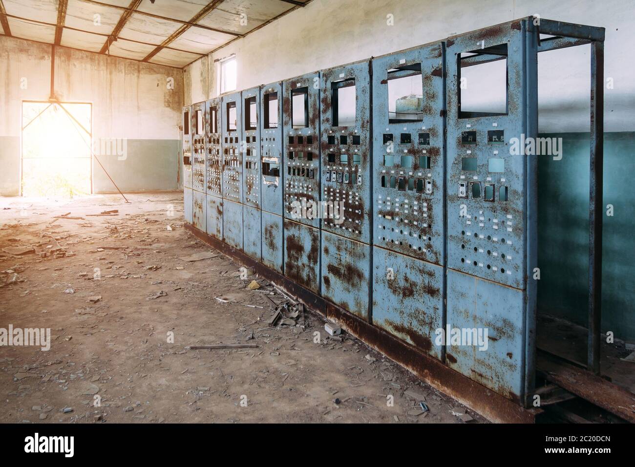 Kaputte Schaltschränke mit Schalttafeln im verlassenen Werk. Stockfoto