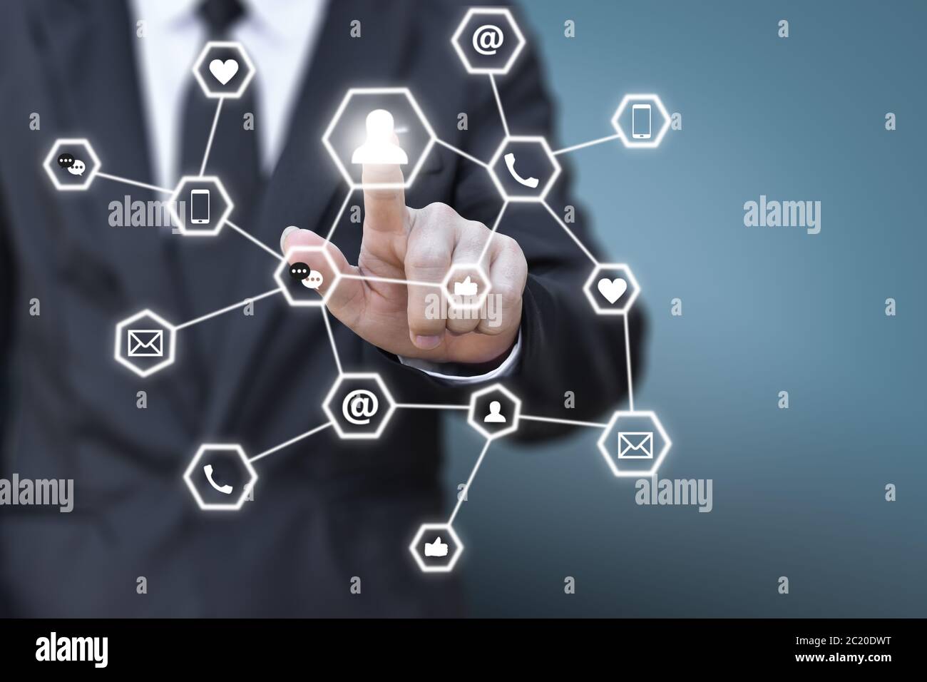 Geschäftsmann Drücken Social Network Icon-Taste auf einem virtuellen blauen Hintergrund. Konzept der Geschäftskommunikation. Stockfoto