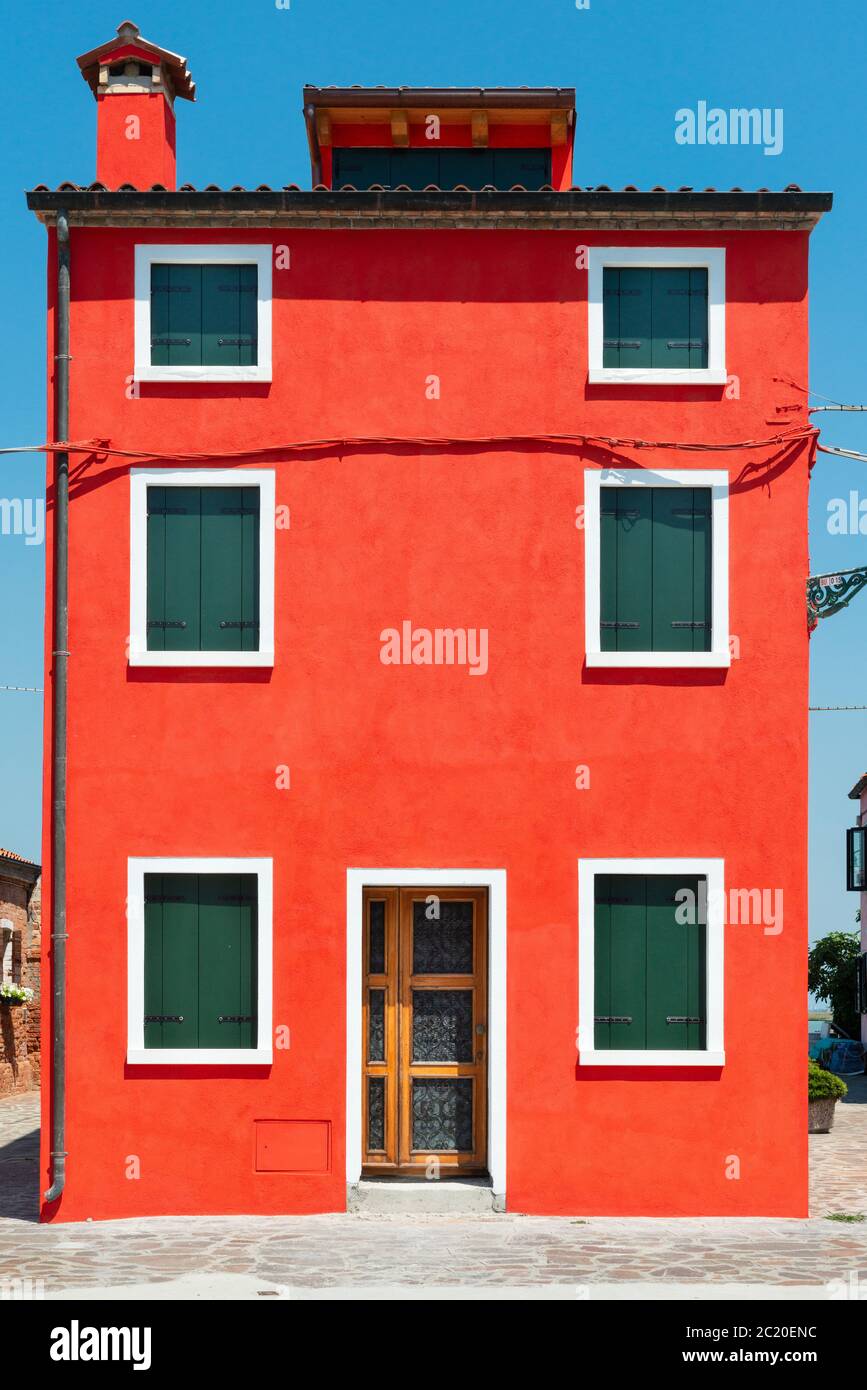 Schrulliges farbenprächtiges dreistöckiges Haus in Burano Italien Stockfoto