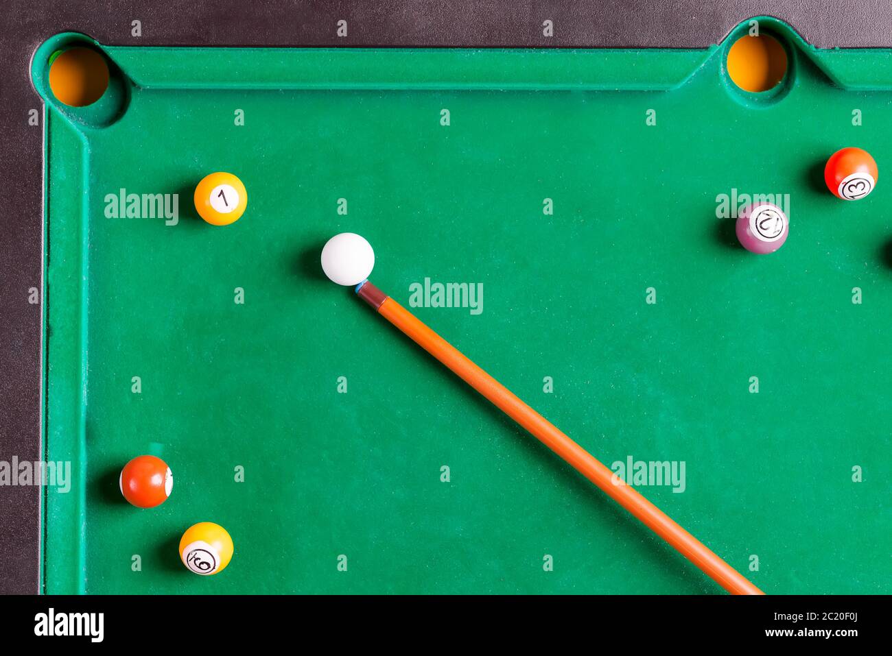 Billard bunte Bälle und Queue auf Billard grünen Tisch. Draufsicht. Stockfoto