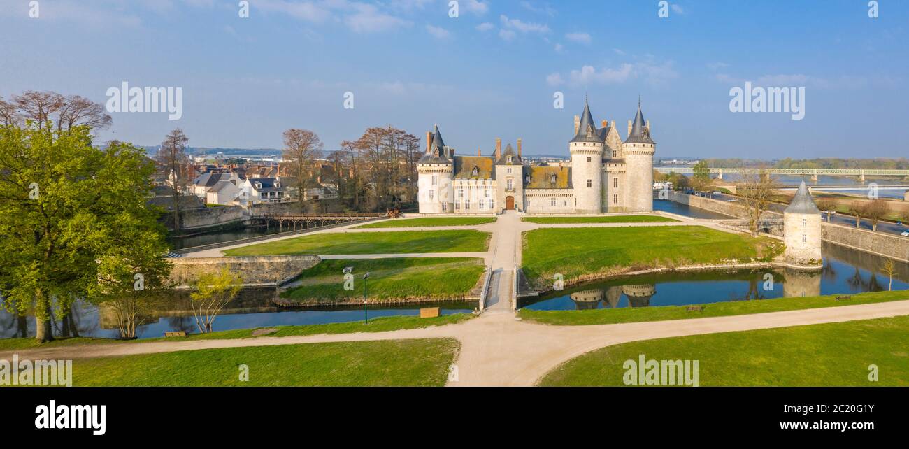 Frankreich, Loiret, Loire-Tal UNESCO-Weltkulturerbe Sully sur Loire, Chateau de Sully sur Loire, 14.-18. Jahrhundert, Schloss und Park (aeri Stockfoto