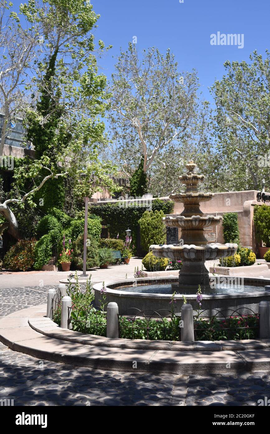 Sedona, Arizona. USA 2. Mai 2020. Tlaquepaque Dorf. Malerische Geschäfte, Boutiquen, gute Restaurants, mexikanische Kunst und Kunsthandwerk, wunderschöne Terrassen, Brunnen Stockfoto