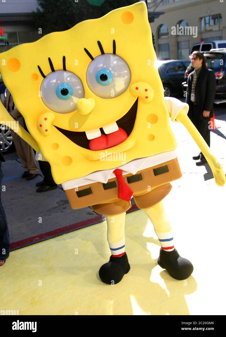 16. Juni 2020: FILE: Nickelodeon feiert den Pride Month mit der Bekanntgabe des beliebten Cartoon Schwamms SPONGEBOB SCHWAMMEPANTS ist stolzes Mitglied der LGBTQ+ Community. IM BILD: 14. NOVEMBER 2004, HOLLYWOOD, KALIFORNIEN, USA: SPONGEBOB SQUAREPANTS FILM-WELTPREMIERE IM GRUMMAN'S CHINESE THEATRE IN HOLLYWOOD, KALIFORNIEN. (Bild: © Ed Geller/ZUMA Wire) Stockfoto