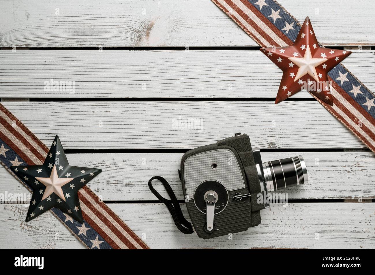 Amerikanische Sterne und Streifen flach legen über rustikalen Holz Hintergrund 4. Juli Gedenktag in Americana-Stil Stockfoto
