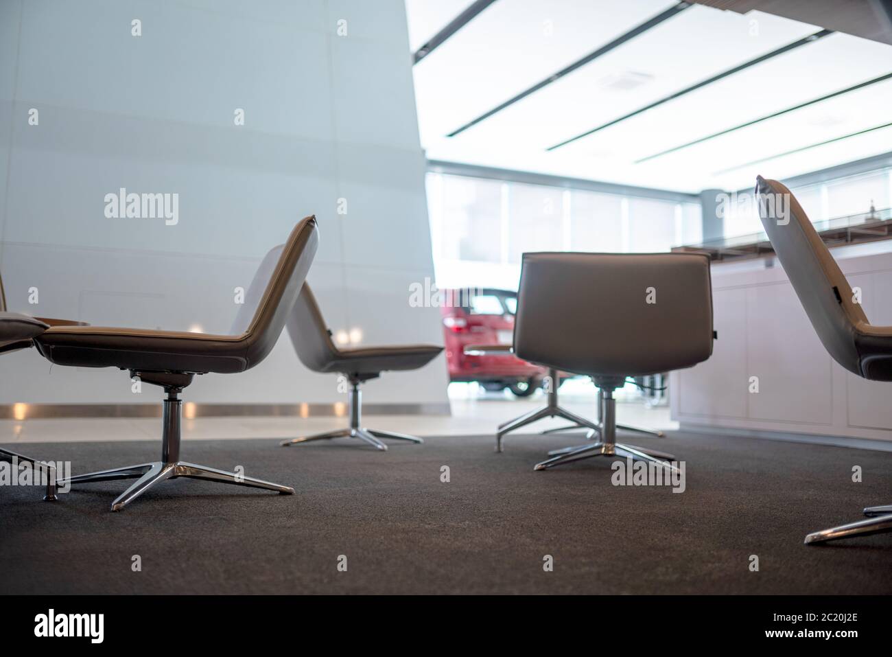 Der moderne Showroom Auto Sofa Stuhl soziale Distanzierung Stockfoto
