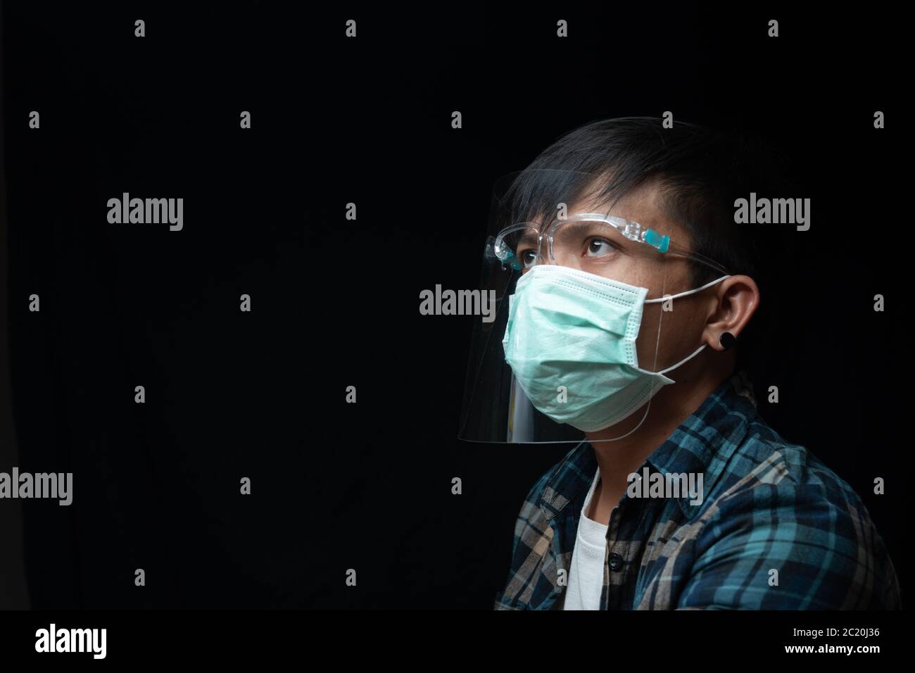 Nahaufnahme Portrait Mann Tragen Sie einen Gesichtsschutz und Maske für Ausbruch Coronavirus oder Covid-19, New Normal Concept Stockfoto