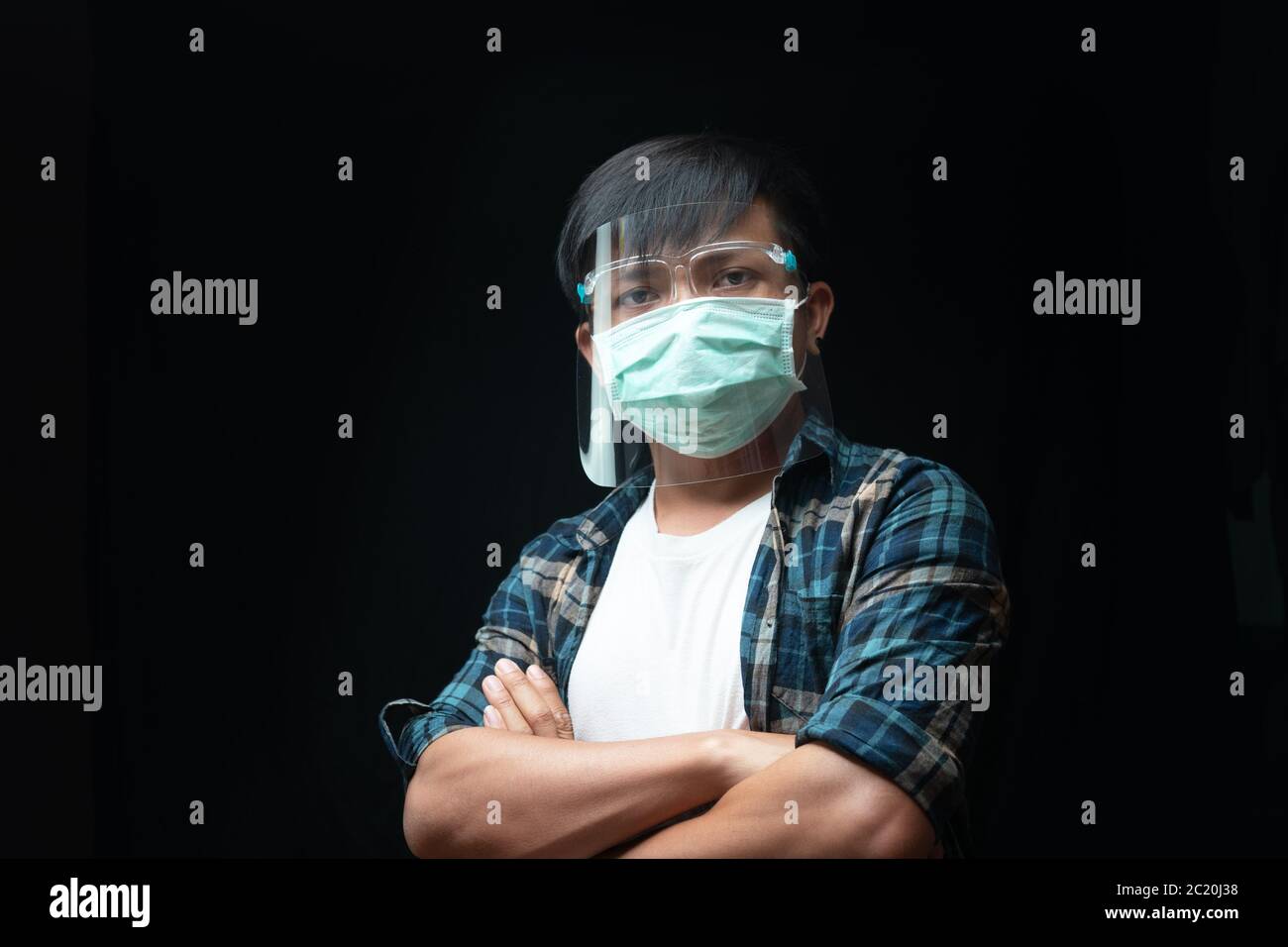 Mann trägt einen Gesichtsschutz und Maske für Ausbruch Coronavirus oder Covid-19, New Normal Konzept Stockfoto