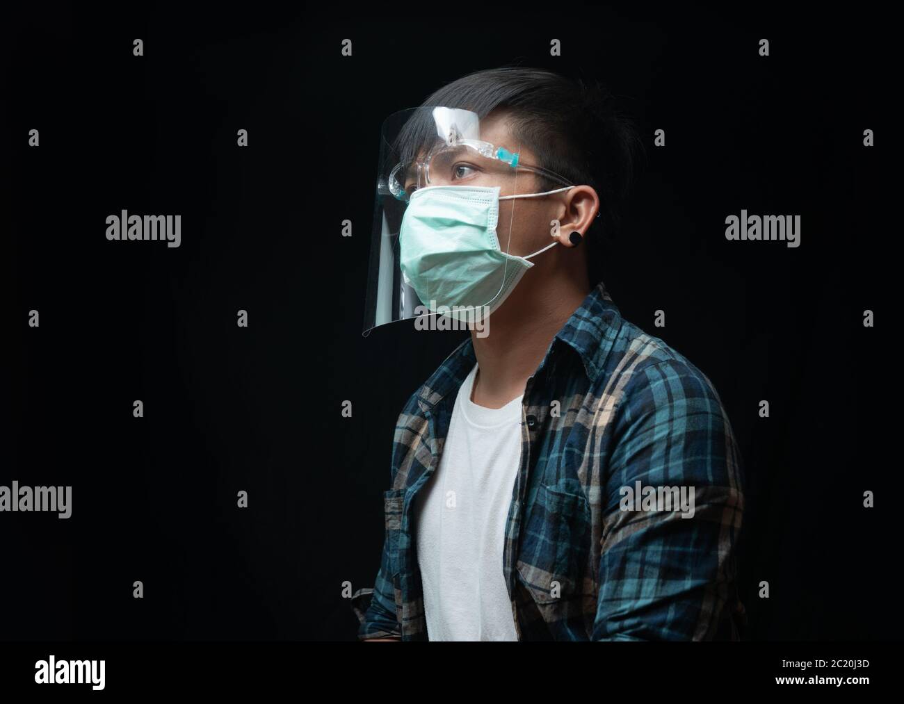 Hoffnungsvoller Mann trägt einen Gesichtsschutz und Maske für Ausbruch Coronavirus oder Covid-19, New Normal Konzept Stockfoto