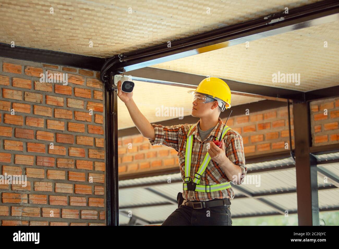 Professionelle Techniker überprüfen die IP-Einstellungen des CCTV-Systems im Gebäude. Stockfoto