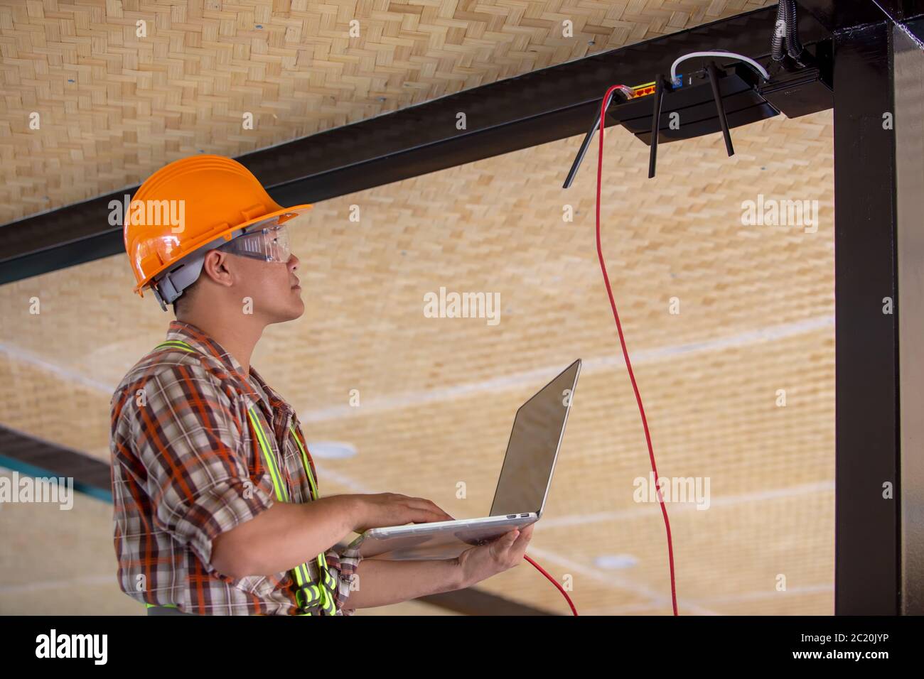 Techniker überprüfen die IP-Einstellungen des Internet-Router-Systems im Gebäude mit einem Labor. Stockfoto
