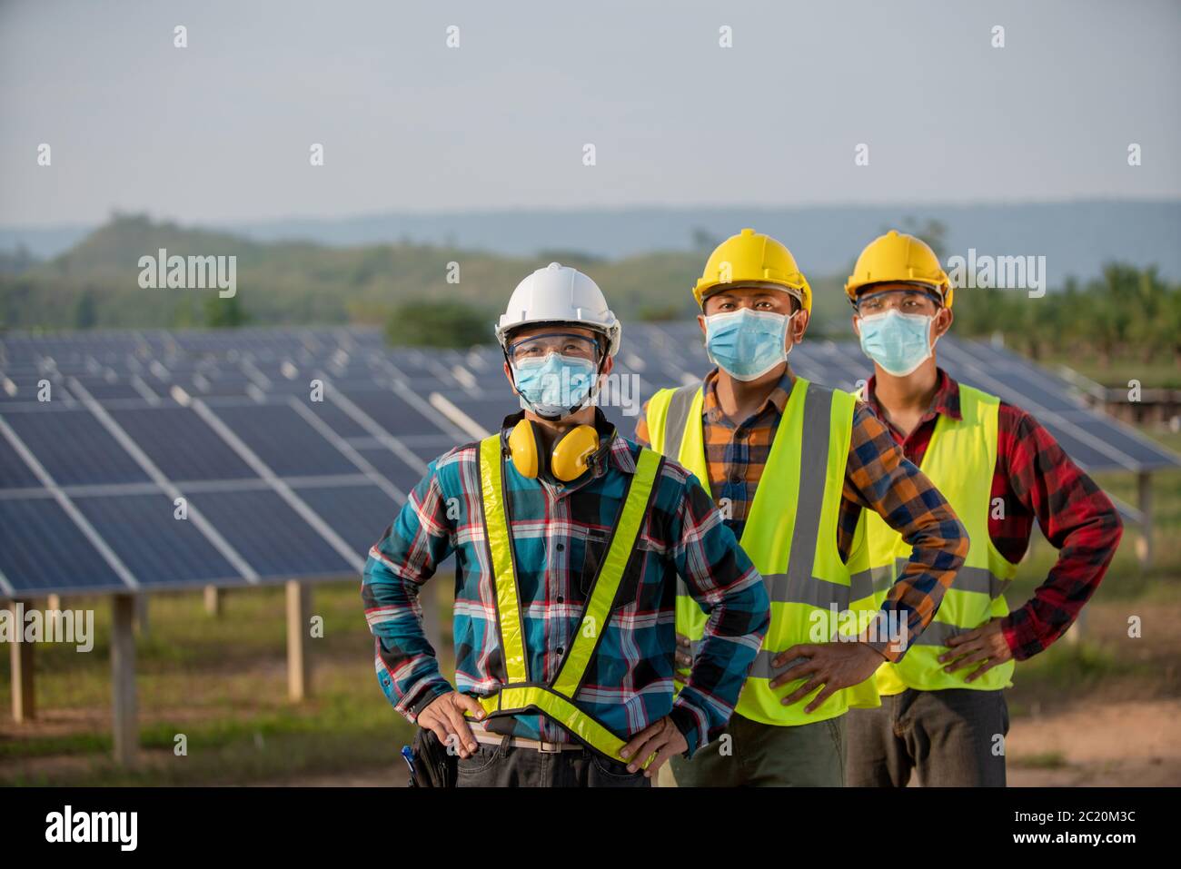 Die neue Normalität des Elektro-Engineering-Teams arbeitet in einem Solarpaneelpark oder Reparatur Photovoltaik Stockfoto