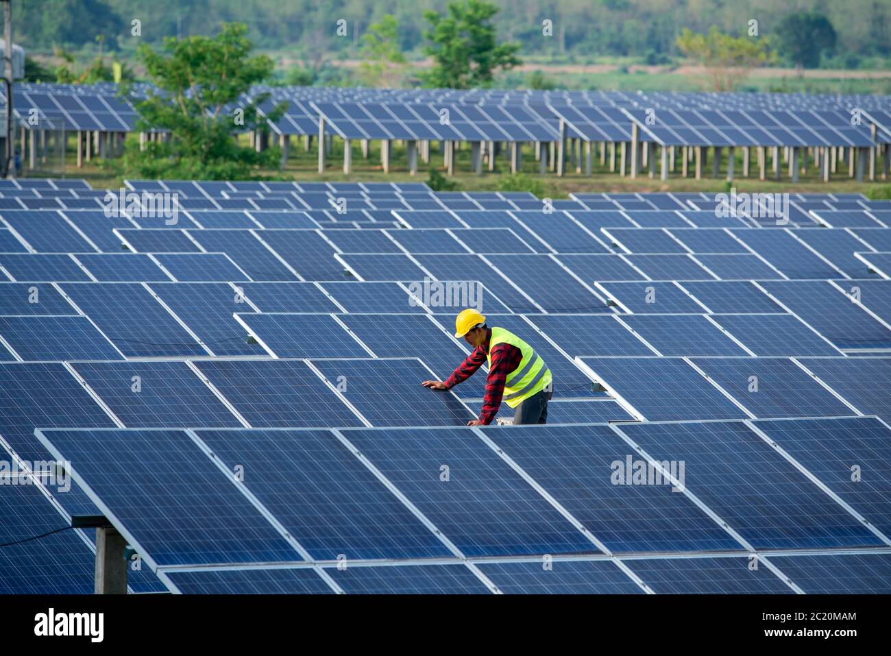 Ingenieure oder Betreiber überprüfen das Solarpanel. Stockfoto