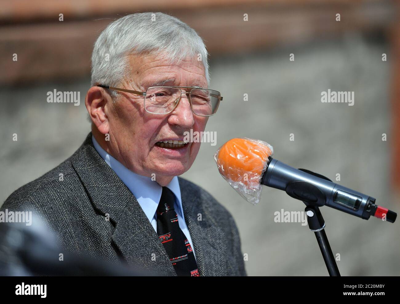 16. Juni 2020, Thüringen, Erfurt: Norbert Sommer, Zeitzeuge, spricht während der Gedenkfeier am 17. Juni 1953 in der Andreasstraße. Vor 67 Jahren fand in der DDR ein Volksaufstand statt, unter anderem wegen der schlechten Liefersituation, die blutig unterdrückt wurde. Die sowjetische Armee benutzte auch Panzer. Foto: Martin Schutt/dpa-Zentralbild/dpa Stockfoto