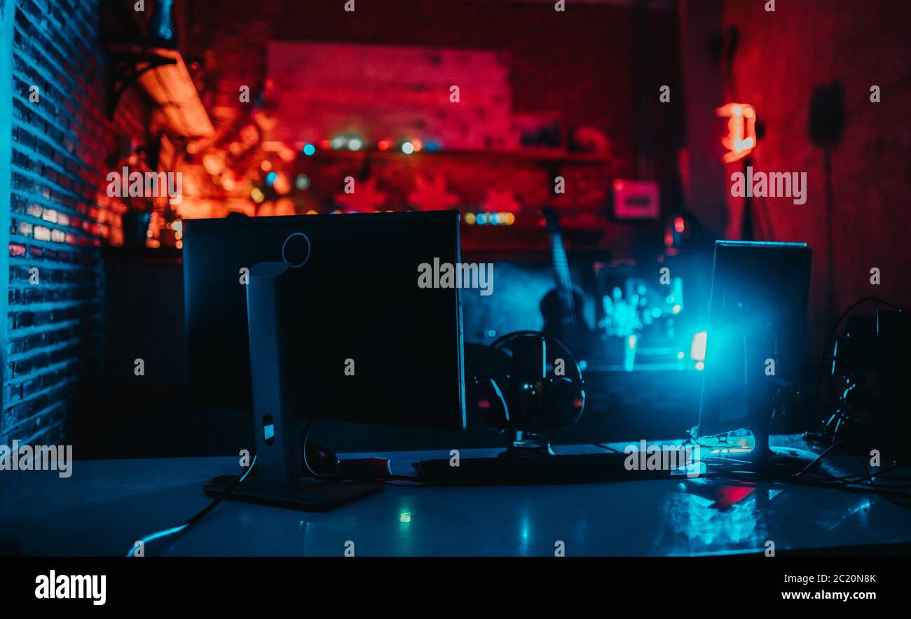 Schreibtisch Studio Content Creator Bearbeitung Video Footage Technologie Ausrüstung von Blogger oder vlog Stockfoto