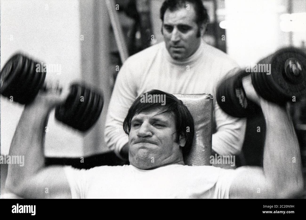 Der ehemalige Weltmeister Bruno Sammartino hebt in einem Fitnessstudio in Midtown Manhattan, New York City, sehr schwere Gewichte. Ca. 1975. Stockfoto