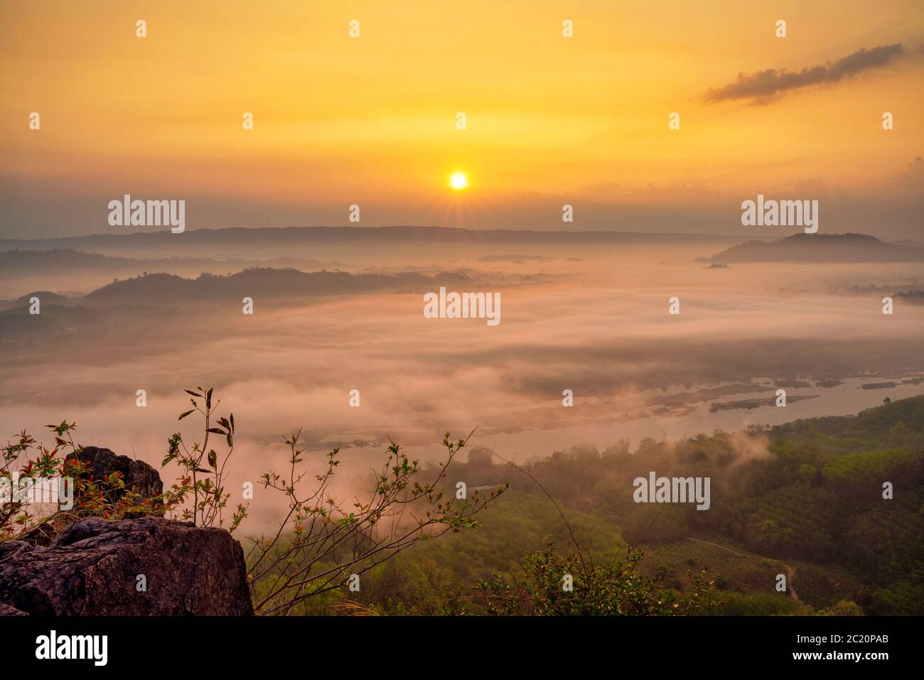 Sonnenaufgang und Nebellandschaft zwischen Thai-Laos des Mekong Flusses Nong Khai, Thailand Stockfoto