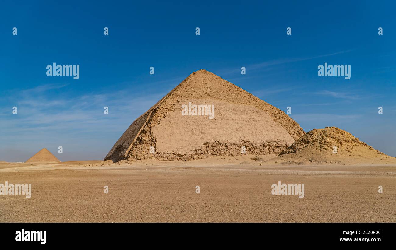 Bent Pyramid, die Bent Pyramid ist eine alte ägyptische Pyramide an der königlichen Nekropole von Dahshur, etwa 40 Kilometer südlich von Kairo, Stockfoto