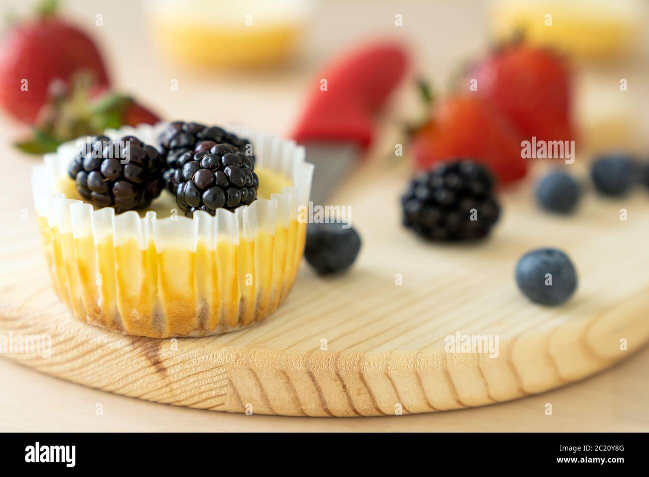 Mini-Käsekuchen mit Heidelbeere, Brombeere und Erdbeere Stockfoto