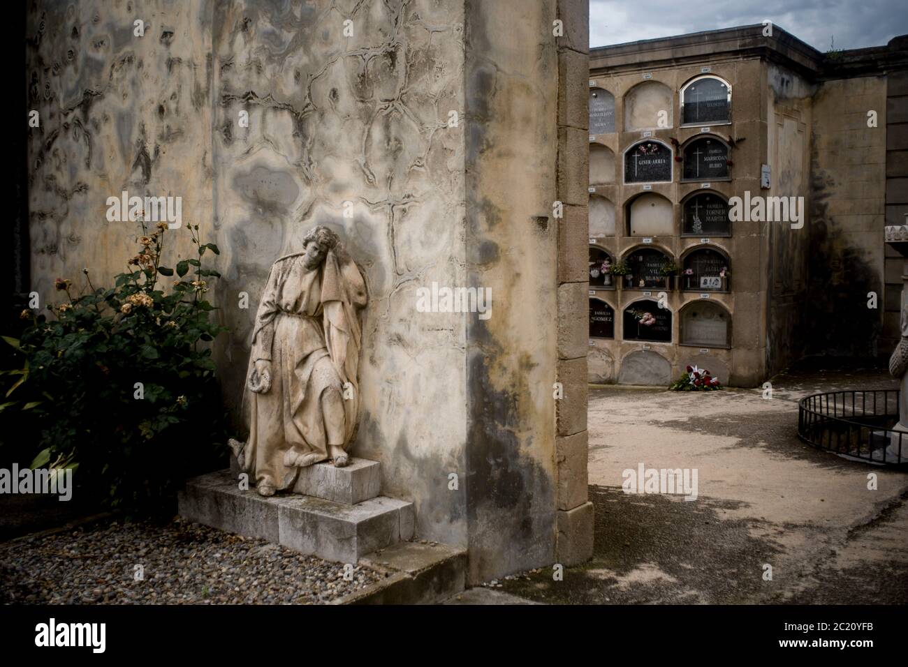 Eine Skulptur ziert ein Grab auf dem Poblenou Friedhof in Barcelona. Stockfoto