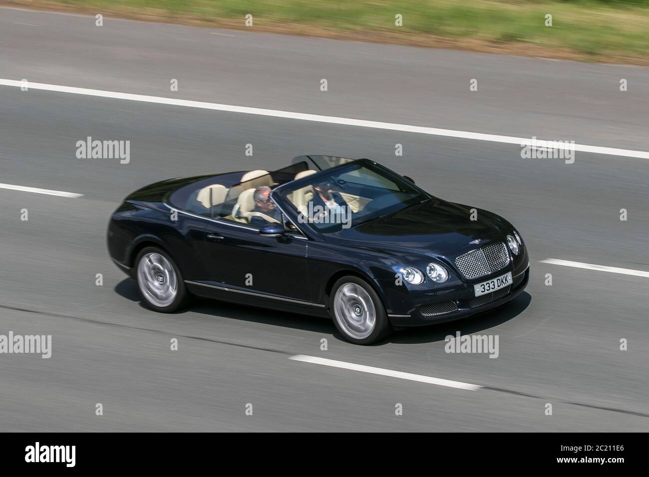 2008 schwarzer Bentley Continental GTC Auto Fahren auf der Autobahn M6 bei Preston in Lancashire, Großbritannien Stockfoto