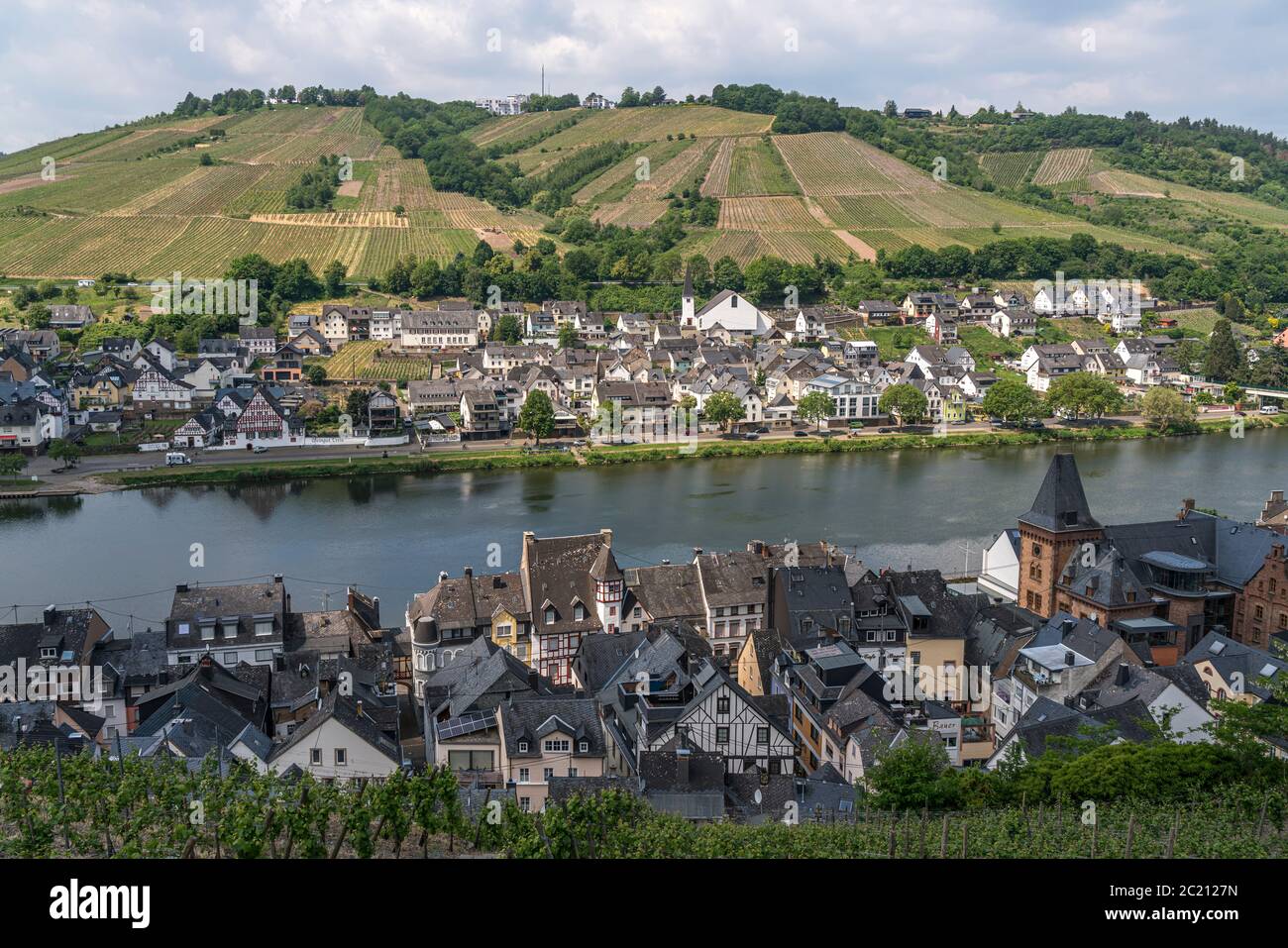 Blick auf die Mosel und den Ort Zell, Rheinland-Pfalz, Deutschland Blick auf die Mosel und die Stadt Zell, Rheinland-Pfalz, Deutschland Stockfoto