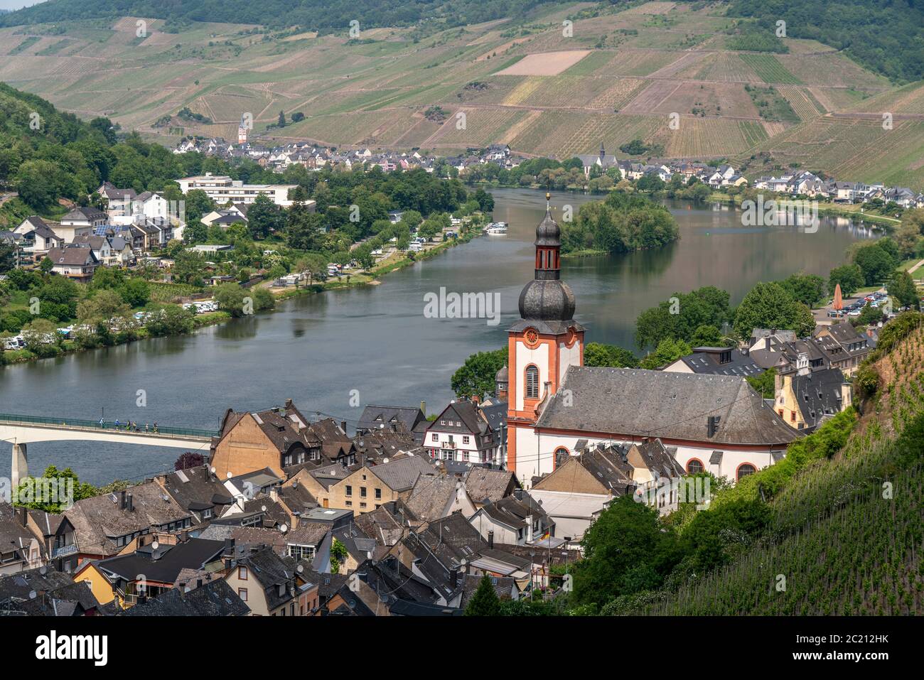 Blick auf die Mosel und den Ort Zell, Rheinland-Pfalz, Deutschland Blick auf die Mosel und die Stadt Zell, Rheinland-Pfalz, Deutschland Stockfoto