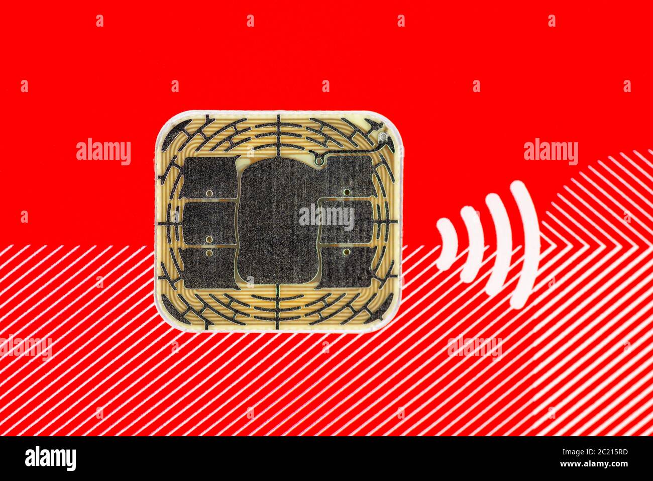 Makroaufnahme einer roten Zahlungskarte mit modernem Chip und kontaktlosem Zahlungssymbol. Stockfoto