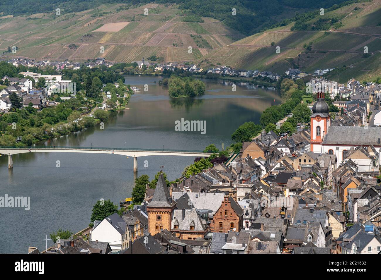 Blick auf die Mosel und den Ort Zell, Rheinland-Pfalz, Deutschland Blick auf die Mosel und die Stadt Zell, Rheinland-Pfalz, Deutschland Stockfoto