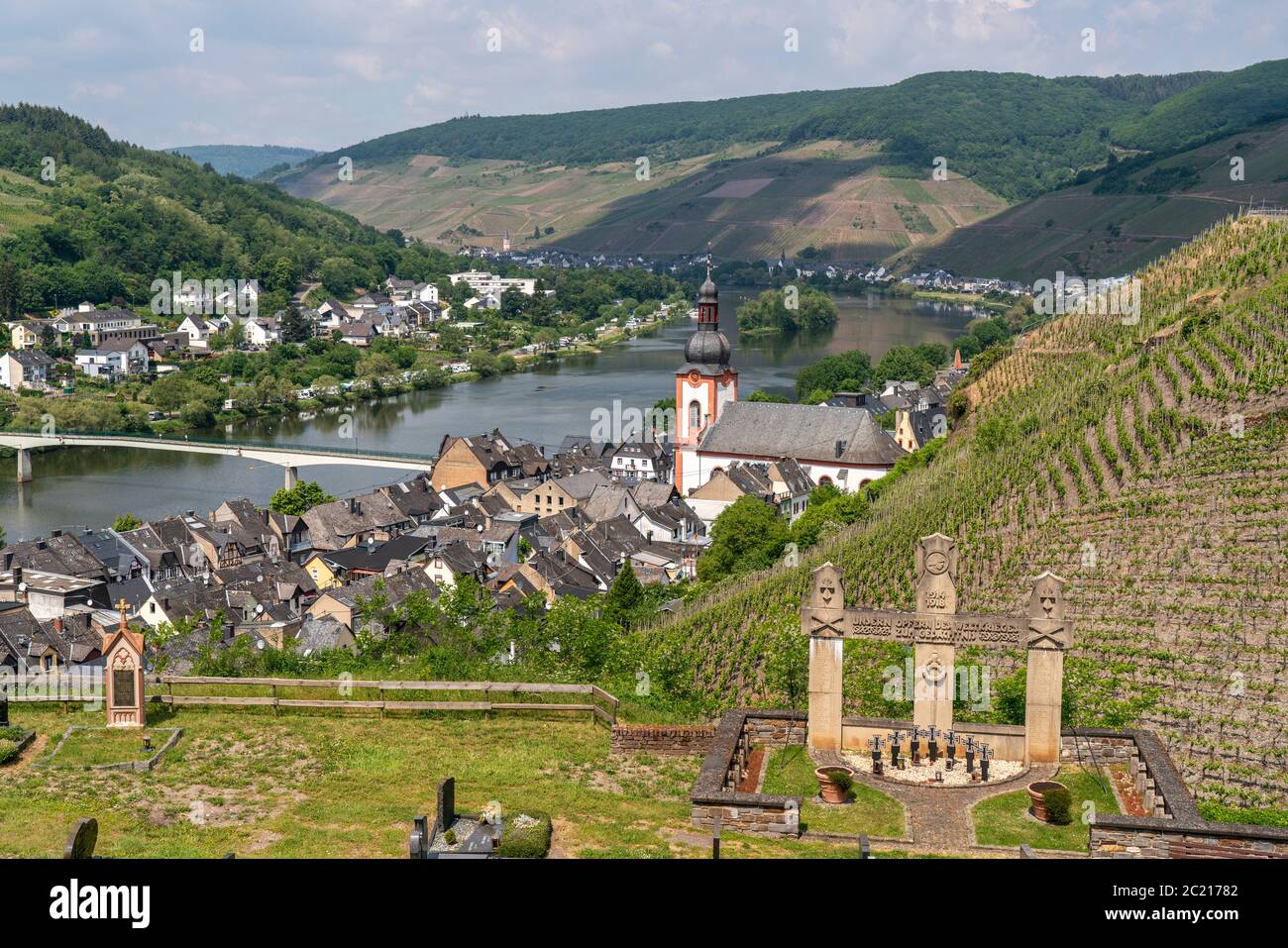Blick auf die Mosel und den Ort Zell, Rheinland-Pfalz, Deutschland Blick auf die Mosel und die Stadt Zell, Rheinland-Pfalz, Deutschland Stockfoto