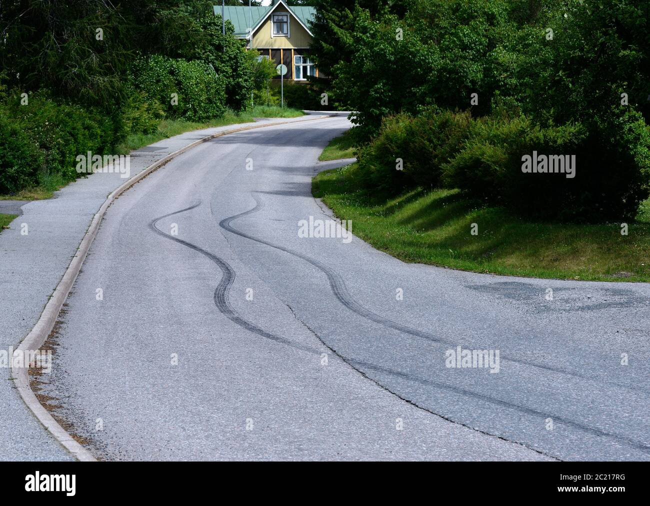 Schwarze Markierungen der Bremsung ein Auto auf Asphalt Stockfoto