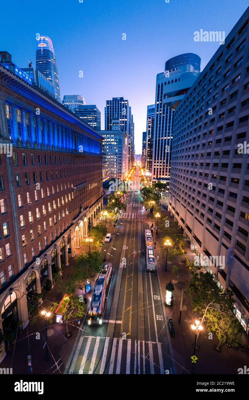 Luftpanoramic-Ansicht der Skyline von San Francisco und der Market Street in der Dämmerung mit City Lights, Kalifornien, USA Stockfoto