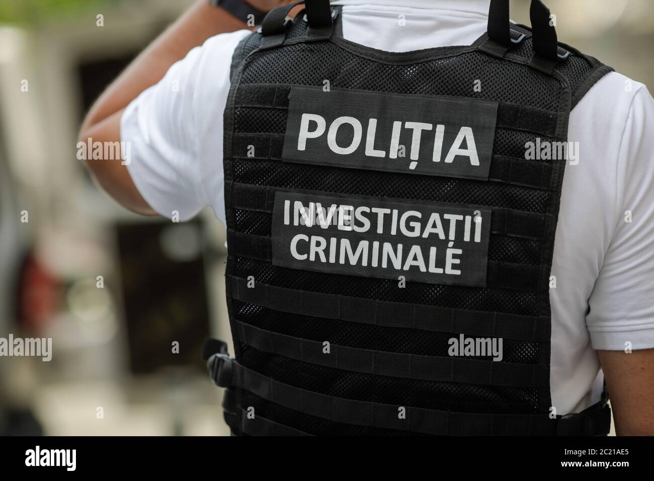 Bucuresti, Rumänien - 14. Juni 2020: Details mit der Weste eines rumänischen Polizisten mit dem Text “Politia. Investigatii Criminale“ (Polizei. Crimni Stockfoto