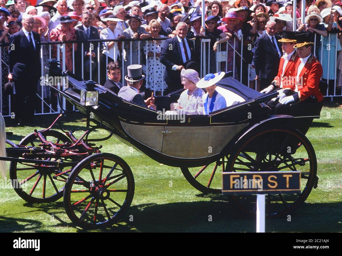Die Königin Mutter und Diana Prinzessin von Wales kommen mit Pferdekutsche zu den Royal Ascot Races, Berkshire, England, Großbritannien. 1989 Stockfoto
