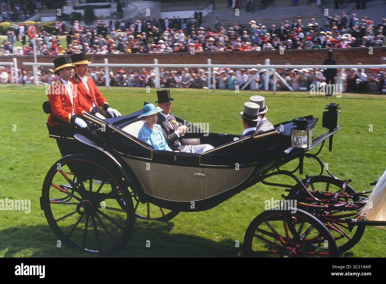 HM Queen Elizabeth und Prinz Philip Duke von Edinburgh bei der Ankunft in Royal Ascot Rennen in der königlichen Kutsche. England. 1989 Stockfoto