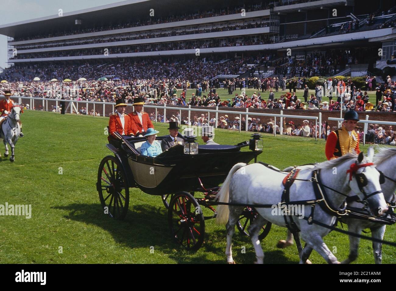HM Queen Elizabeth und Prinz Philip Duke von Edinburgh bei der Ankunft in Royal Ascot Rennen in der königlichen Kutsche. England. 1989 Stockfoto