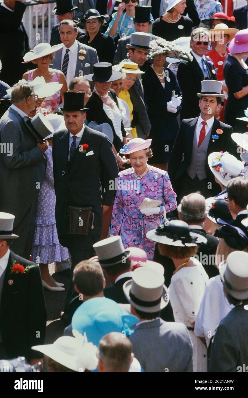 RH Queen Elizabeth II in der Royal Anlage während der Rennwoche bei Ascot Races. Berkshire. England. Großbritannien. Um 1989 Stockfoto