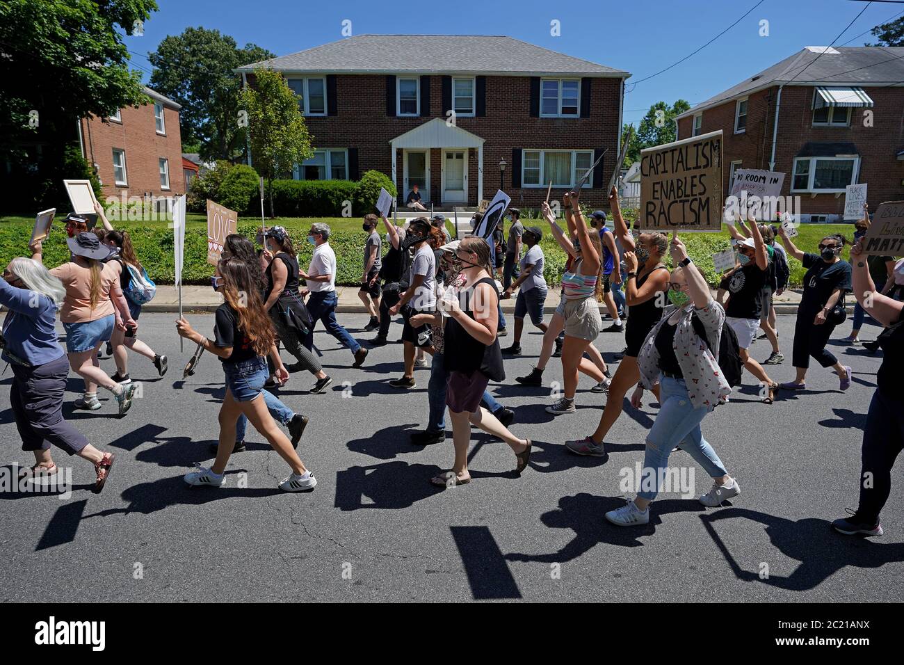 Hunderte versammelten sich am 14. Juni 2020 zu einem friedensmarsch zur Unterstützung von Black Lives Matter in der kleinen Stadtgemeinde Emmaus, Pennsylvania. Stockfoto