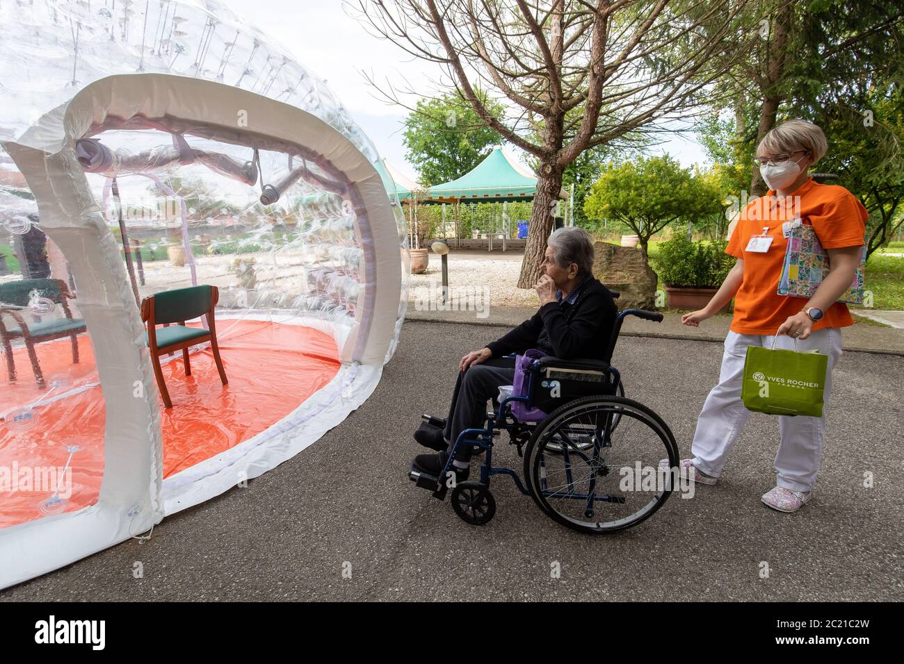 Alte Menschen treffen ihre Verwandten in einem speziellen Iglu-förmigen Sanitärzelt aufgrund der Oronavirus-Pandemie in Migliaro, Italien. Kredit: Filippo Rubin / Alamy Live Nachrichten Stockfoto