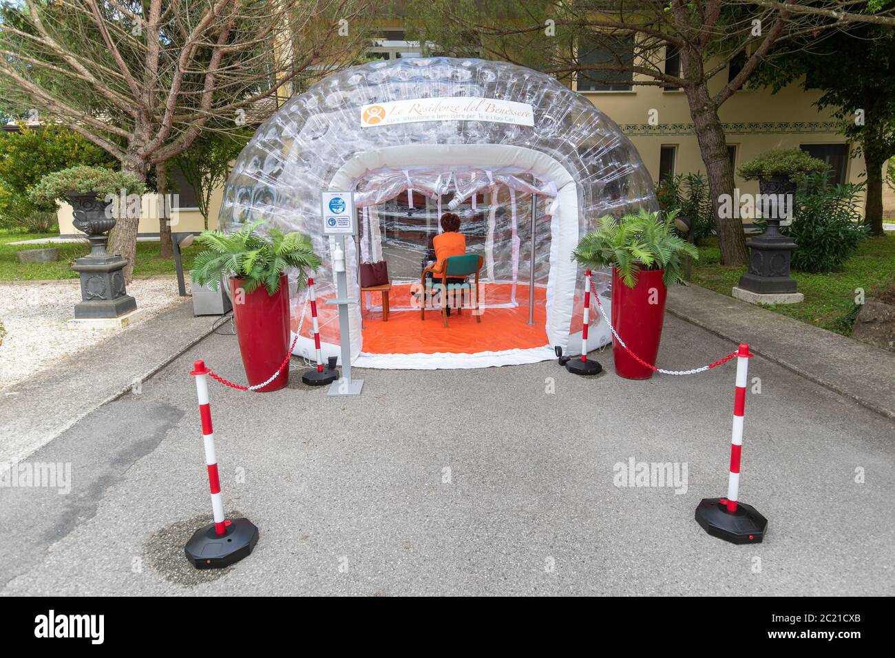 Alte Menschen treffen ihre Verwandten in einem speziellen Iglu-förmigen Sanitärzelt aufgrund der Oronavirus-Pandemie in Migliaro, Italien. Kredit: Filippo Rubin / Alamy Live Nachrichten Stockfoto