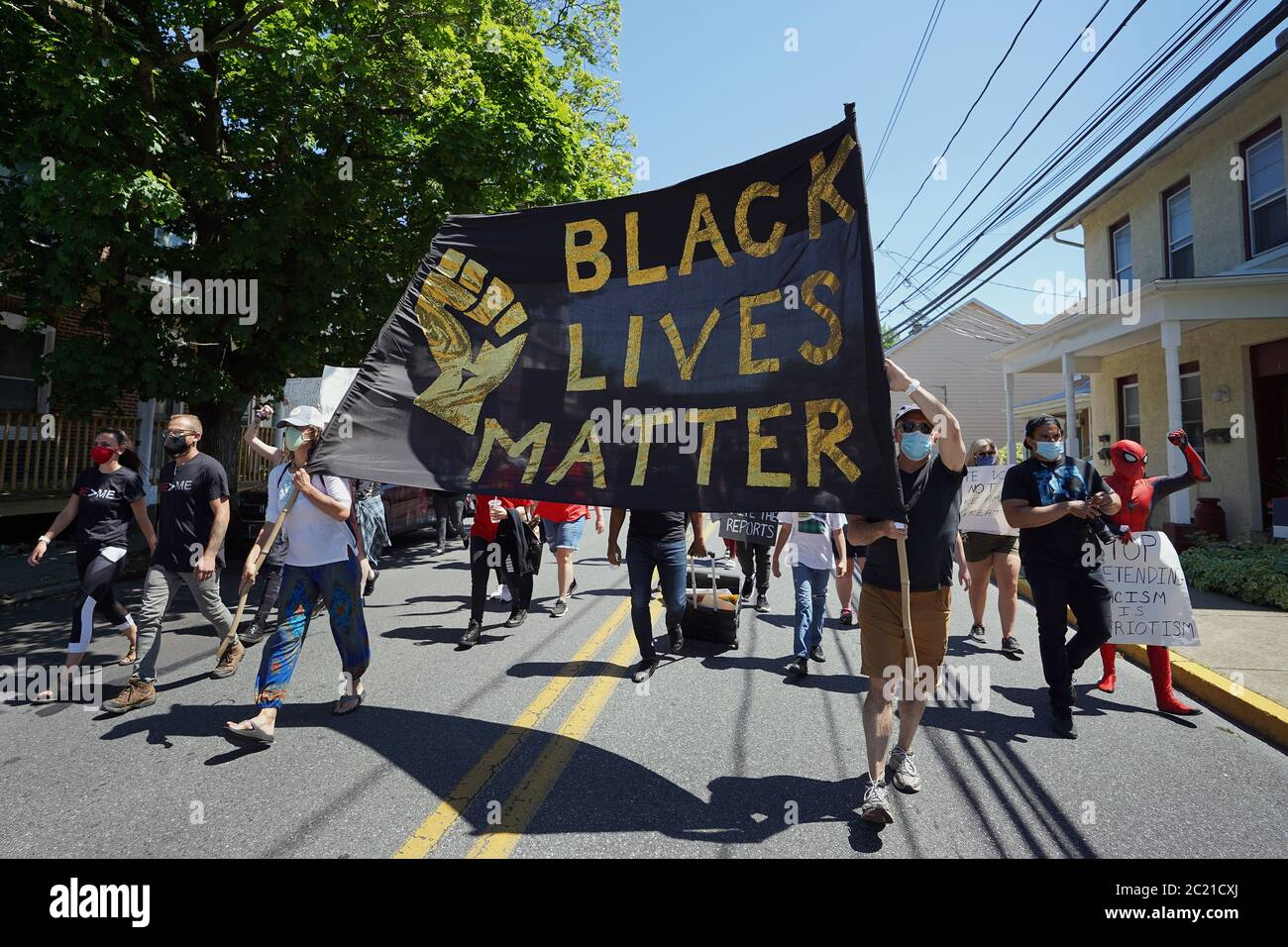 Hunderte versammelten sich am 14. Juni 2020 zu einem friedensmarsch zur Unterstützung von Black Lives Matter in der kleinen Stadtgemeinde Emmaus, Pennsylvania. Stockfoto